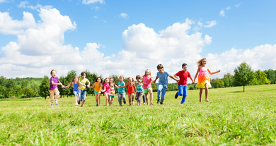 57585943 - Large group of kids running in the park &copy; Sergey Novikov - fotolia.com